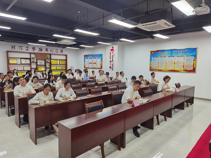 全体党员干部职工在听课.jpg