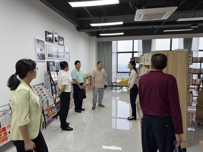 评估组参观职工书屋.jpg