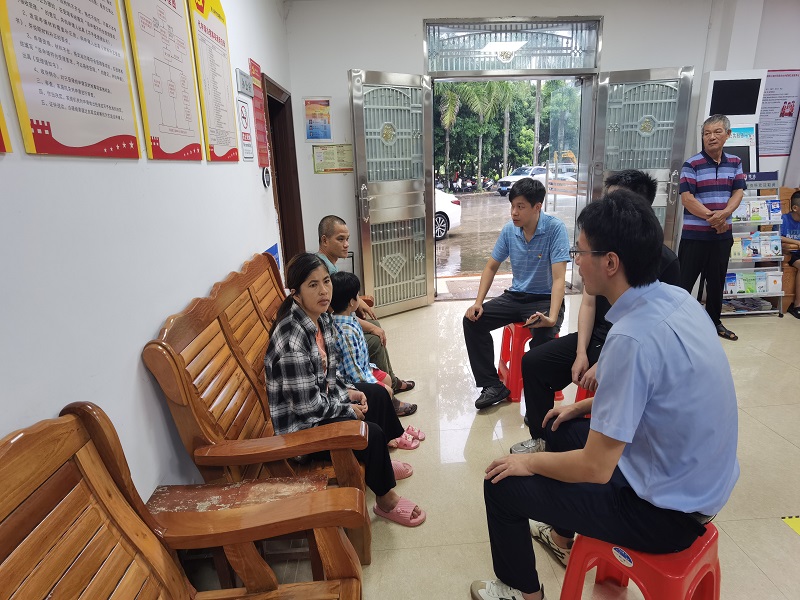 1725266434173848.jpg 党员、团员干部和留守儿童亲切交谈2.jpg