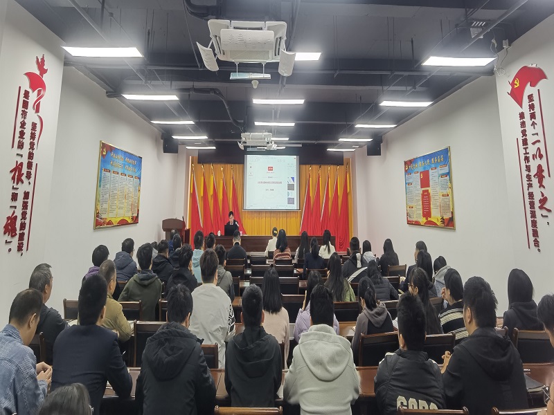 1735889586269034.jpg 全体党员干部职工认真听课.jpg