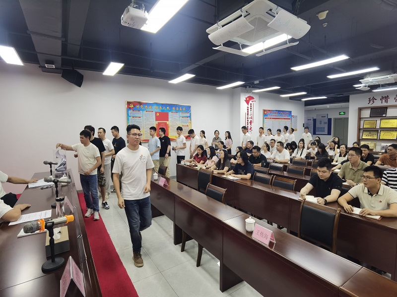 1751536095137736.jpg 与会同志捐款.jpg